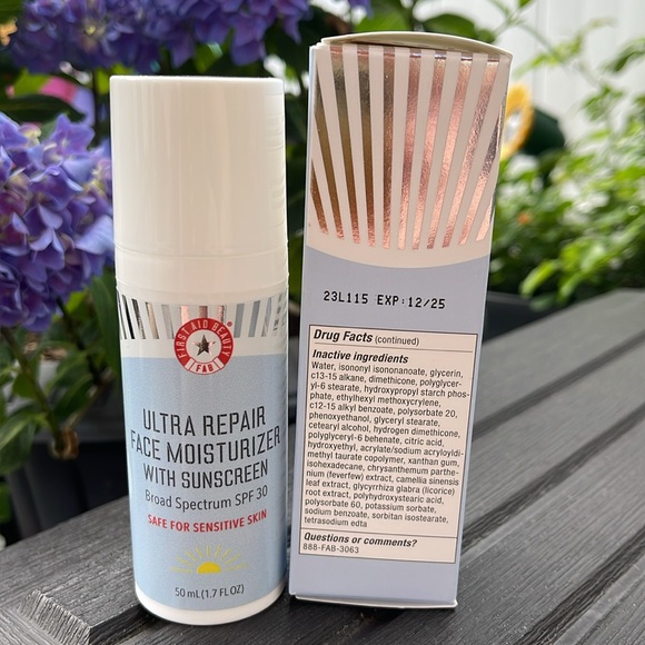 First Aid Beauty - Ultra Repair Face Moisturizer with Sunscreen SPF 30 - Picture 4 of 12